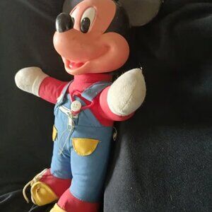 Vintage Mickey learn to dress.